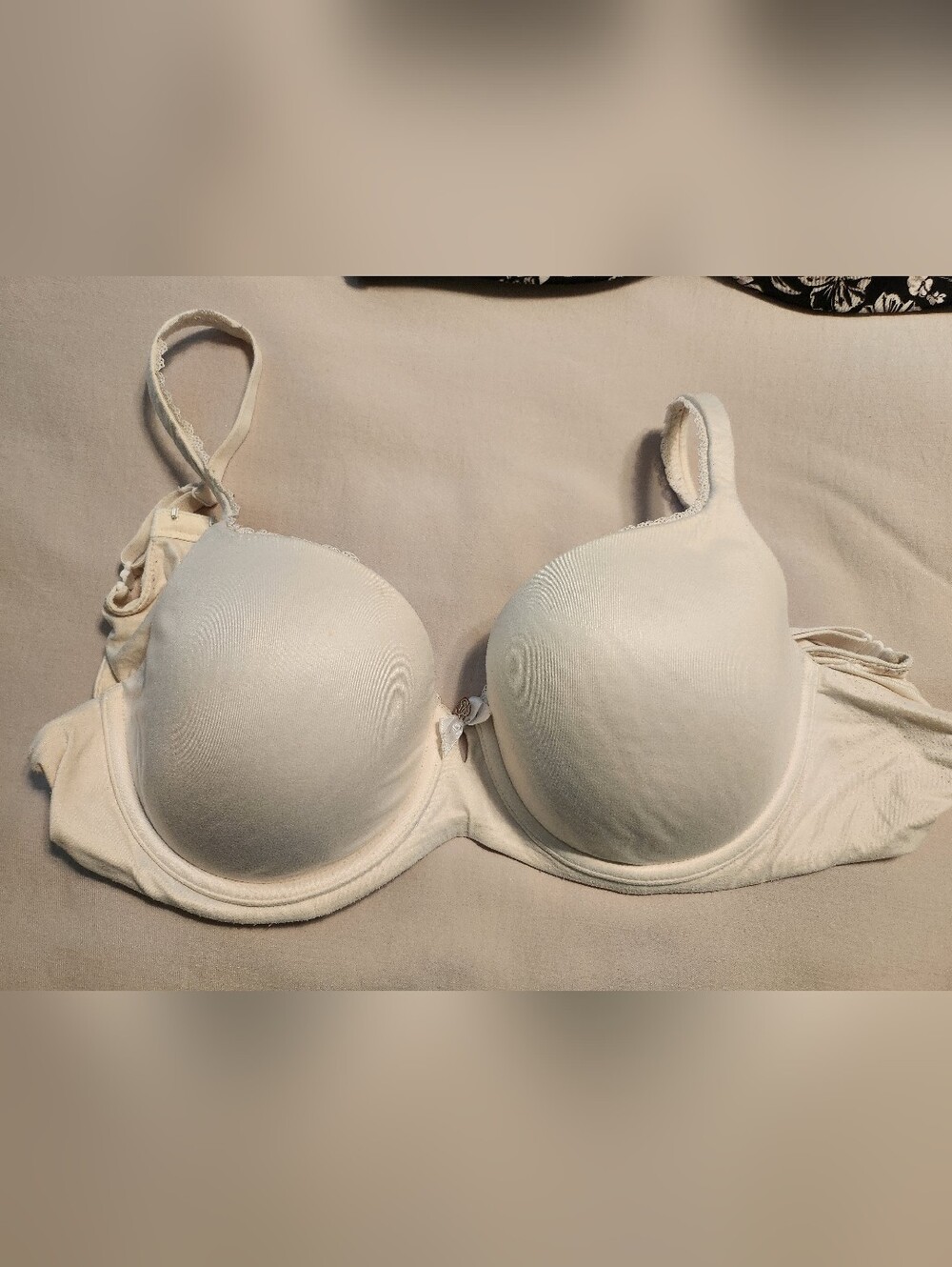 Victoria's Secret White Bra with Smooth Molded Cups